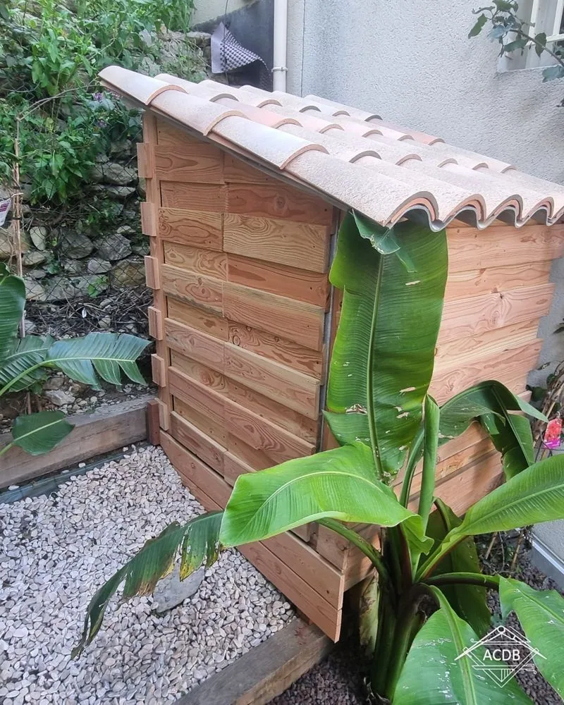 Abri de jardin en douglas brut fixé à une restanque, couverture en tuiles, La Ciotat