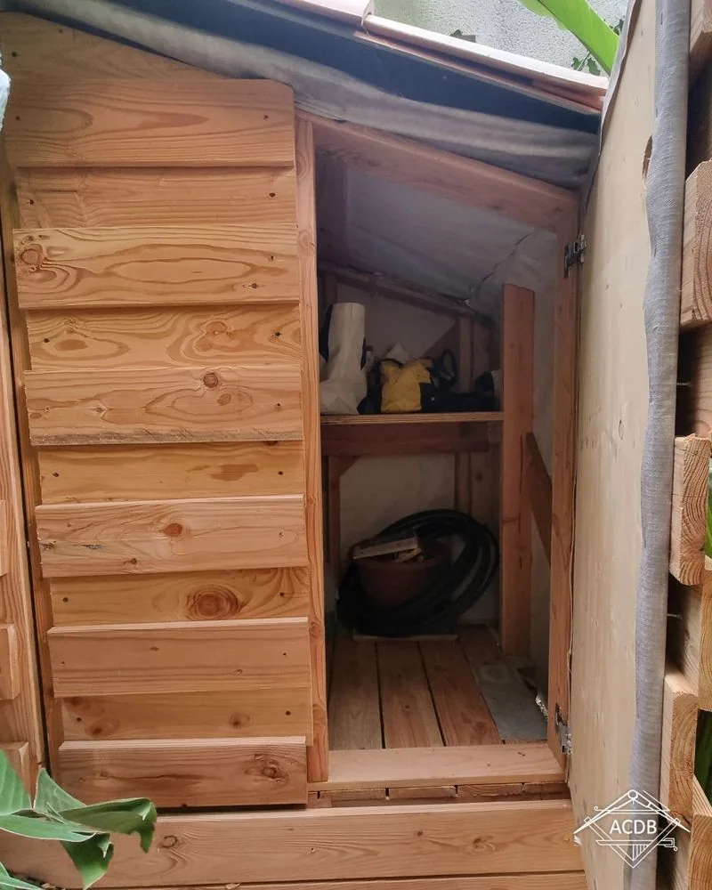 Intérieur de l'abri de jardin en douglas, étagère et plancher bois