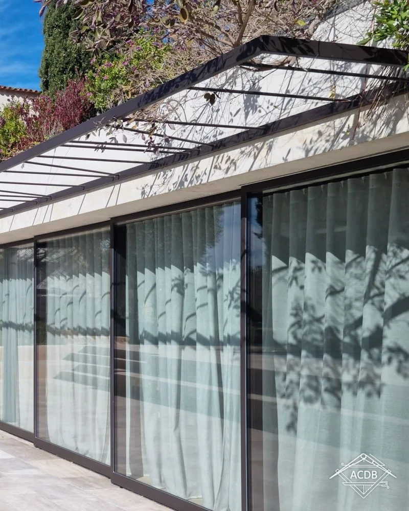 Auvent en cours de pose au-dessus de la façade vitrée, Le Castellet
