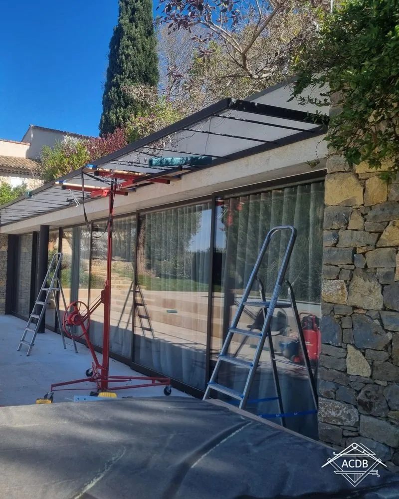 Auvent vu depuis la terrasse, câbles tendus sur toute la longueur