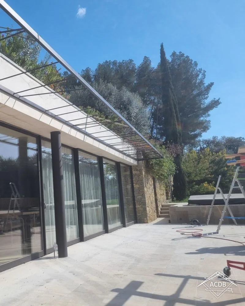 Auvent le long de la façade vitrée, Le Castellet