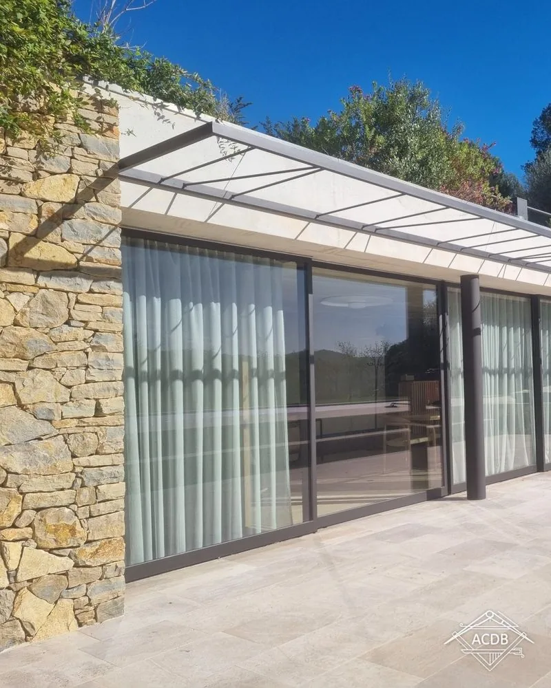 Auvent contre le mur en pierre sèche, Le Castellet