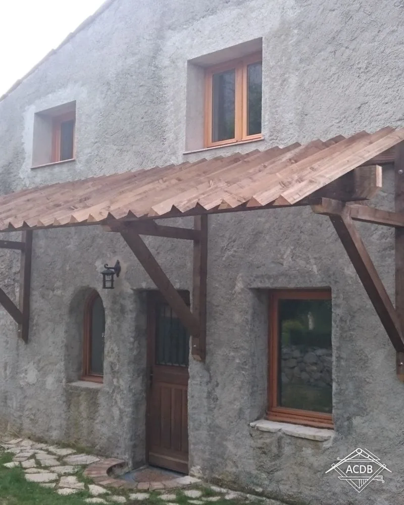 Maison en pierre à La Palud-sur-Verdon avant la pose de l'auvent