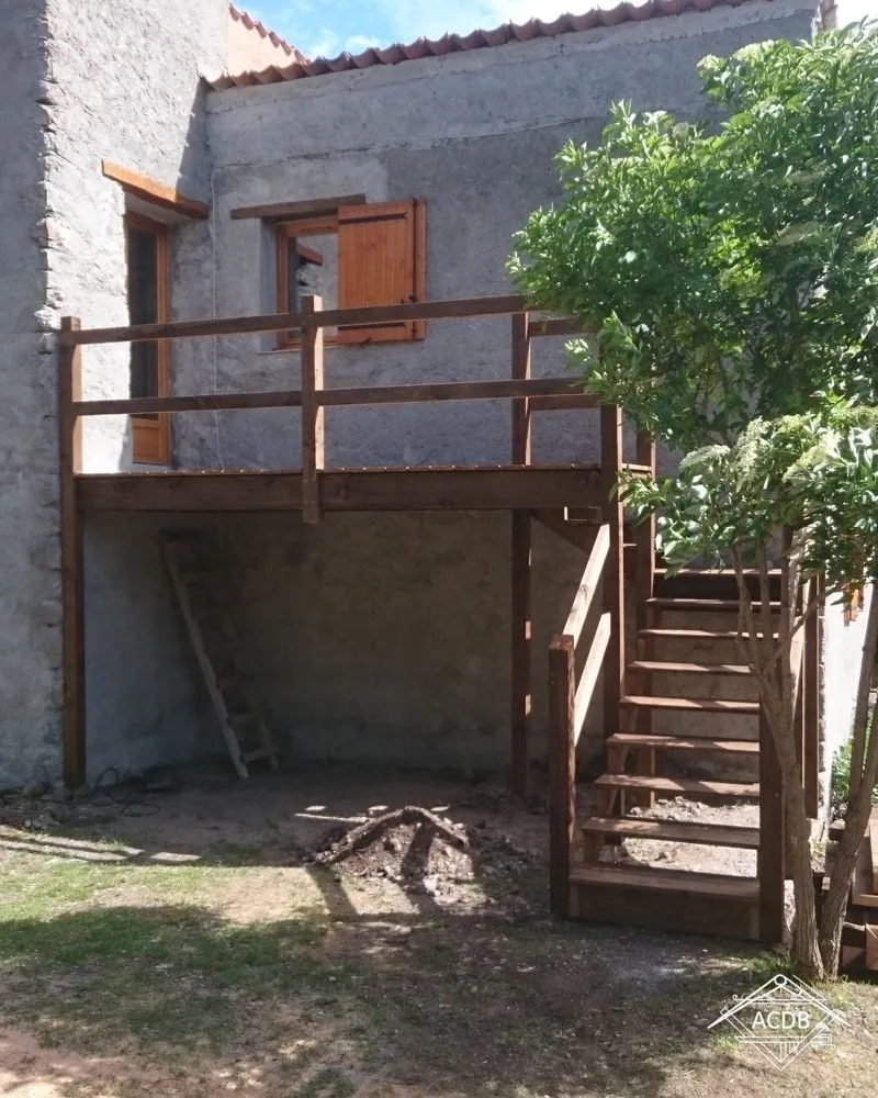 Terrasse en douglas autoclave et garde-corps sur la maison en pierre
