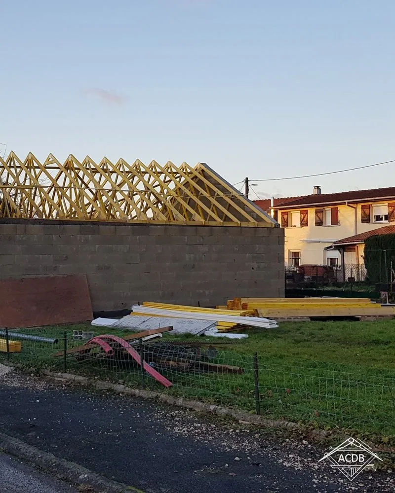 Levage des fermettes sur une maison neuve à L'Isle-sur-le-Doubs