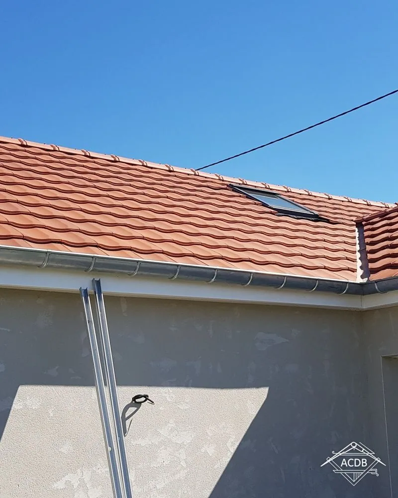 Couverture en tuiles terminée sur la maison neuve