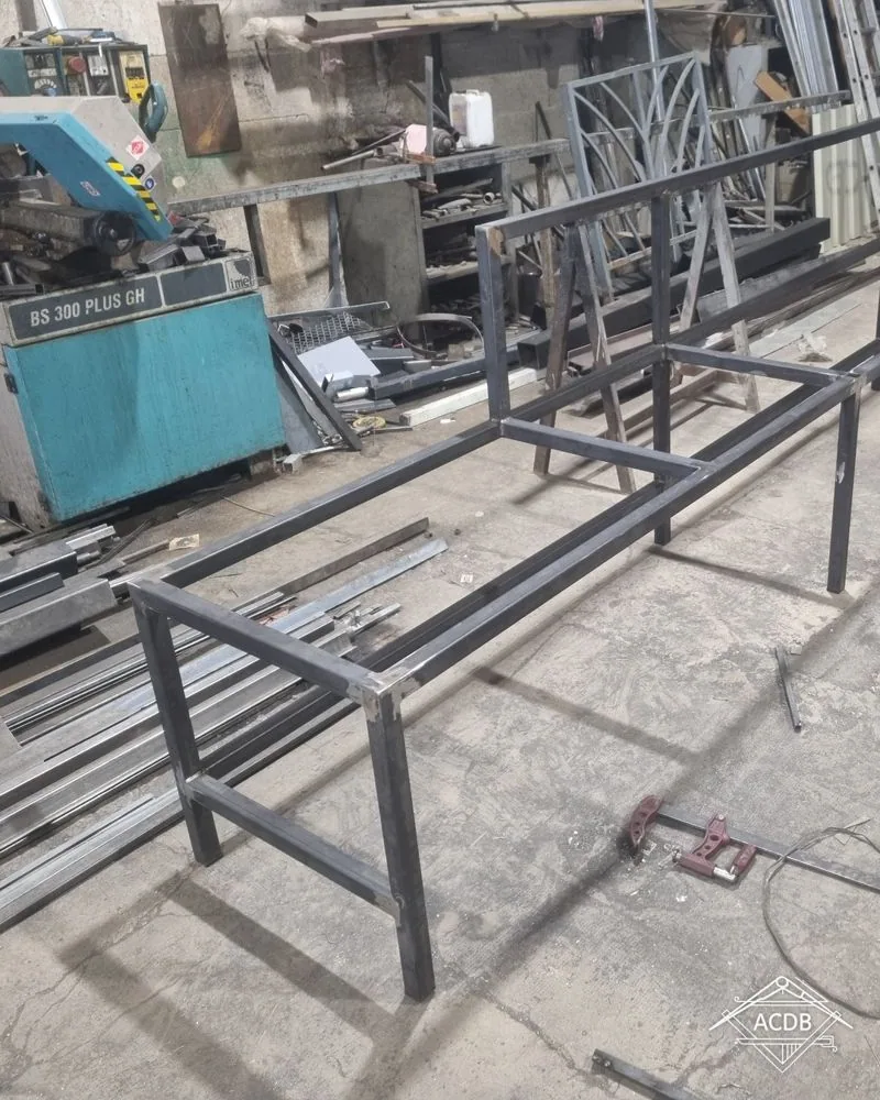 Ossature du comptoir en cours de montage à l'atelier