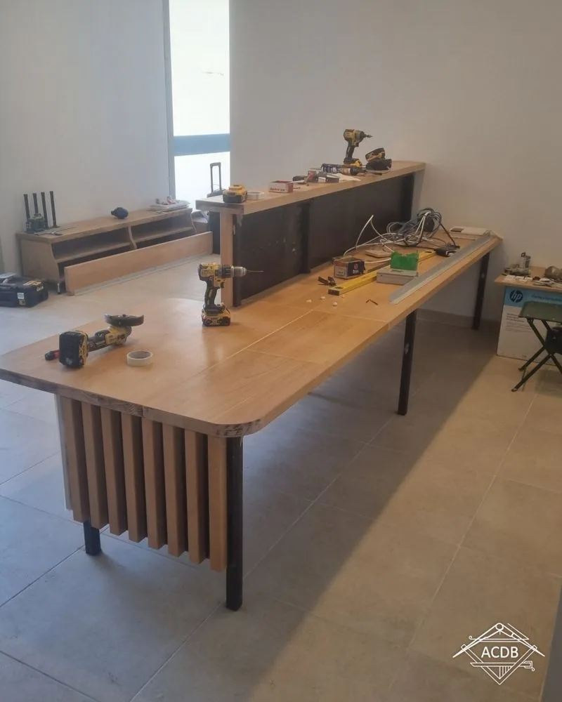Comptoir en cours d'habillage en hêtre à l'atelier