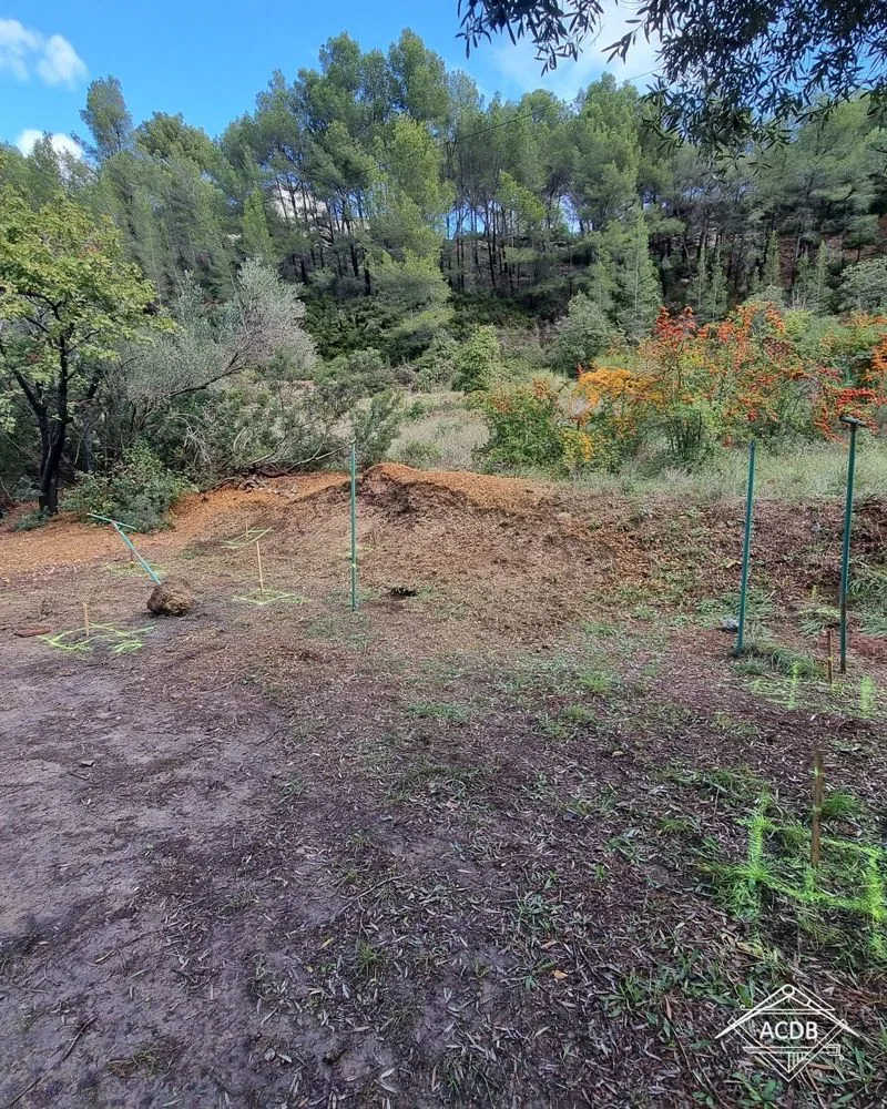 Terrain nu avant travaux à La Cadière-d'Azur, implantation du futur abri de voiture marquée au sol