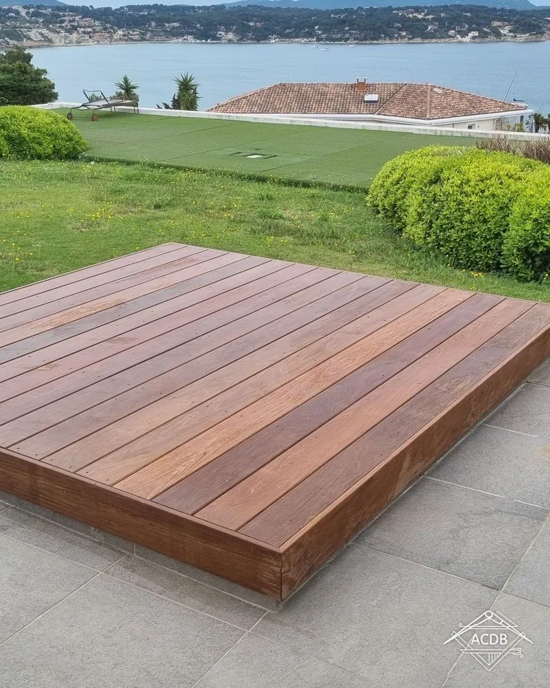 Plateforme en ipé de 10 m² posée sur un ancien spa, face à la rade de Bandol