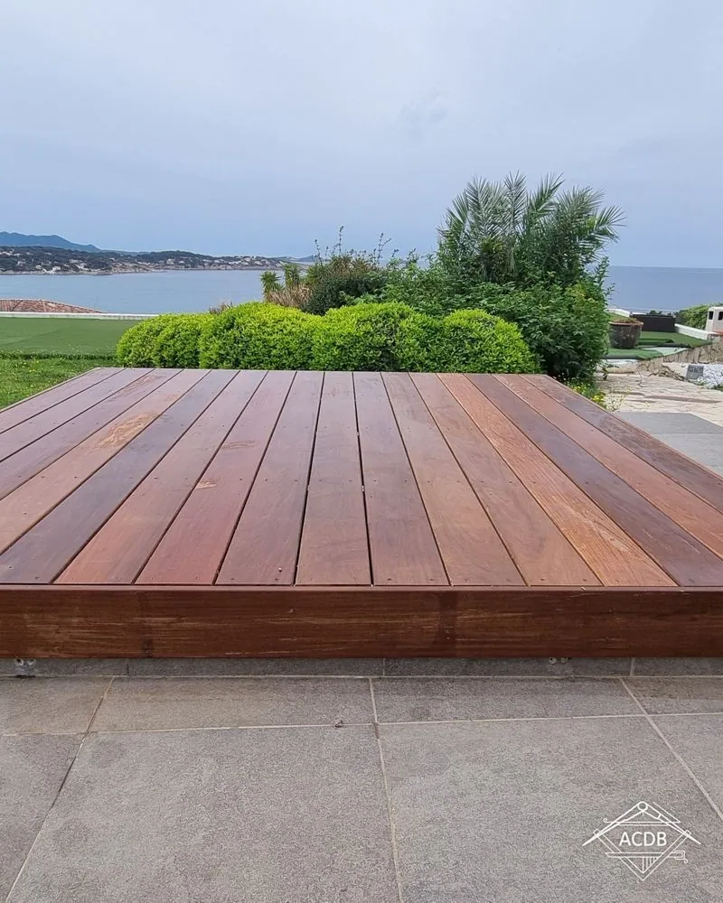 Plateforme en ipé vue depuis le jardin, avec la mer en arrière-plan, Bandol