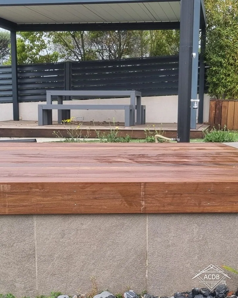 Terrasse en bois dans le prolongement de la plateforme, Bandol