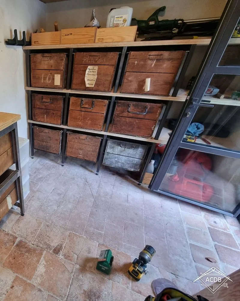 Étagères sur mesure recevant les anciennes caisses en bois