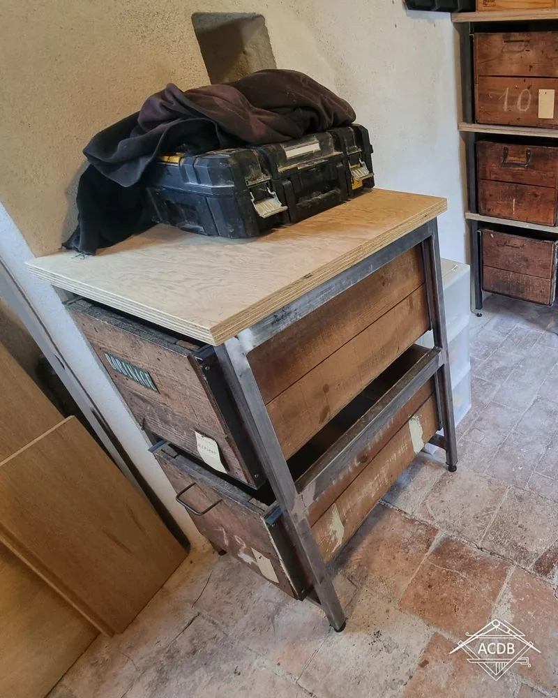 Meuble bas conçu à la cote des caisses en bois de récupération