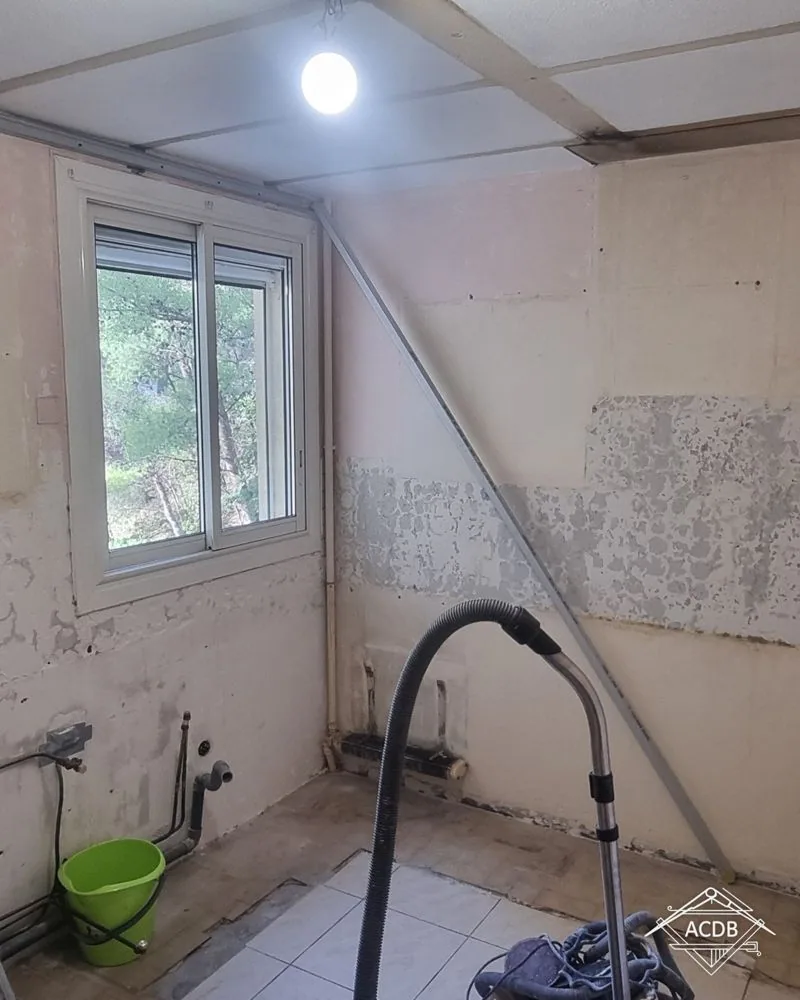Cuisine en cours de rénovation à Marseille : réseaux plomberie et électricité repris avant la pose