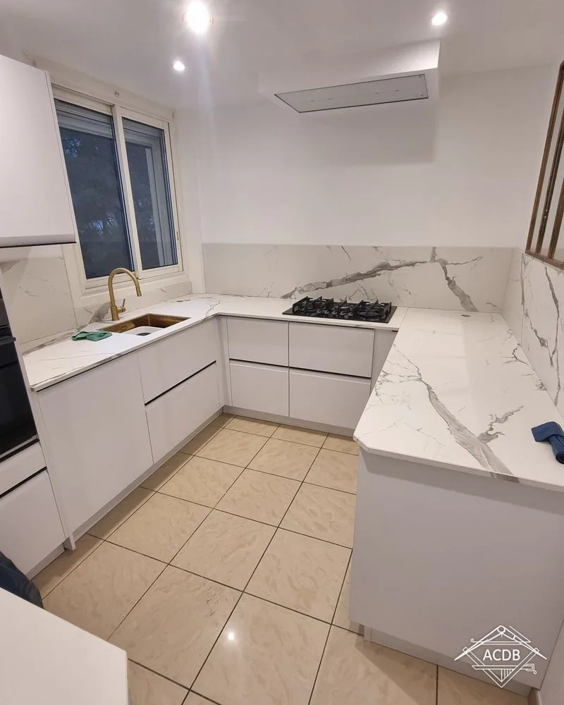 Cuisine terminée après rénovation complète à Marseille, plan de travail et électroménager posés
