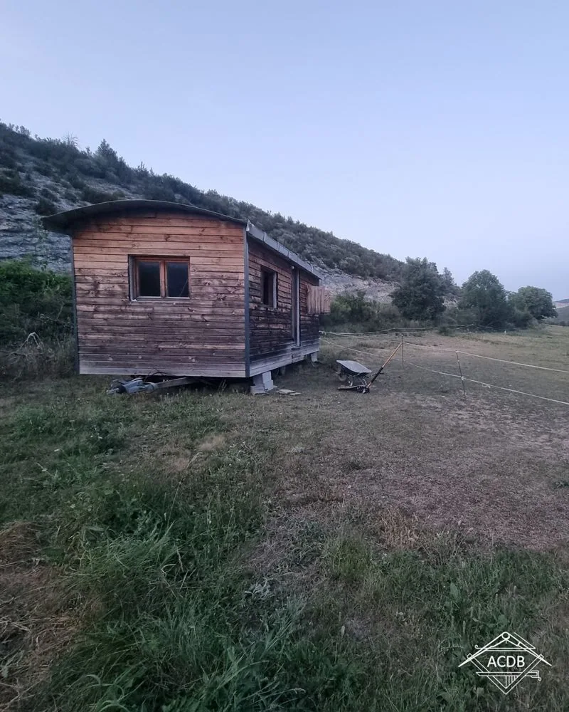 Roulotte en ossature bois installée dans le Verdon, bardage et menuiseries bois