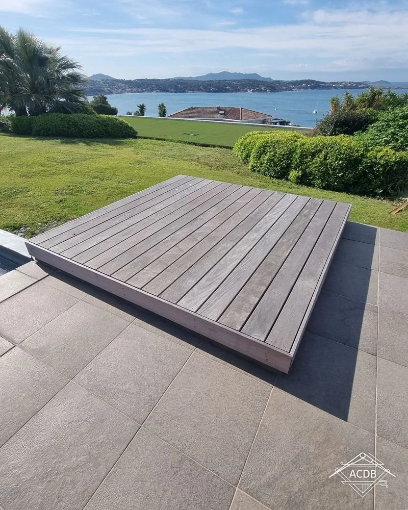 Plateforme en ipé d'un an ayant pris sa patine grise naturelle, Bandol