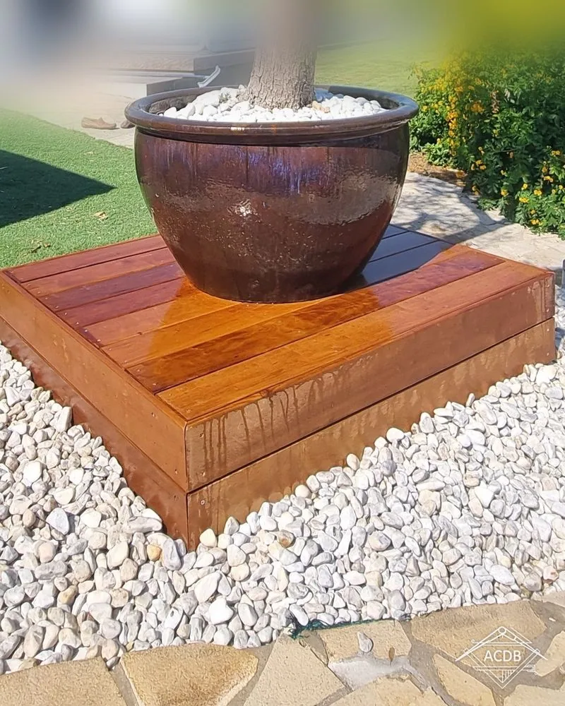 Détail du socle en ipé sous le pot de l'olivier