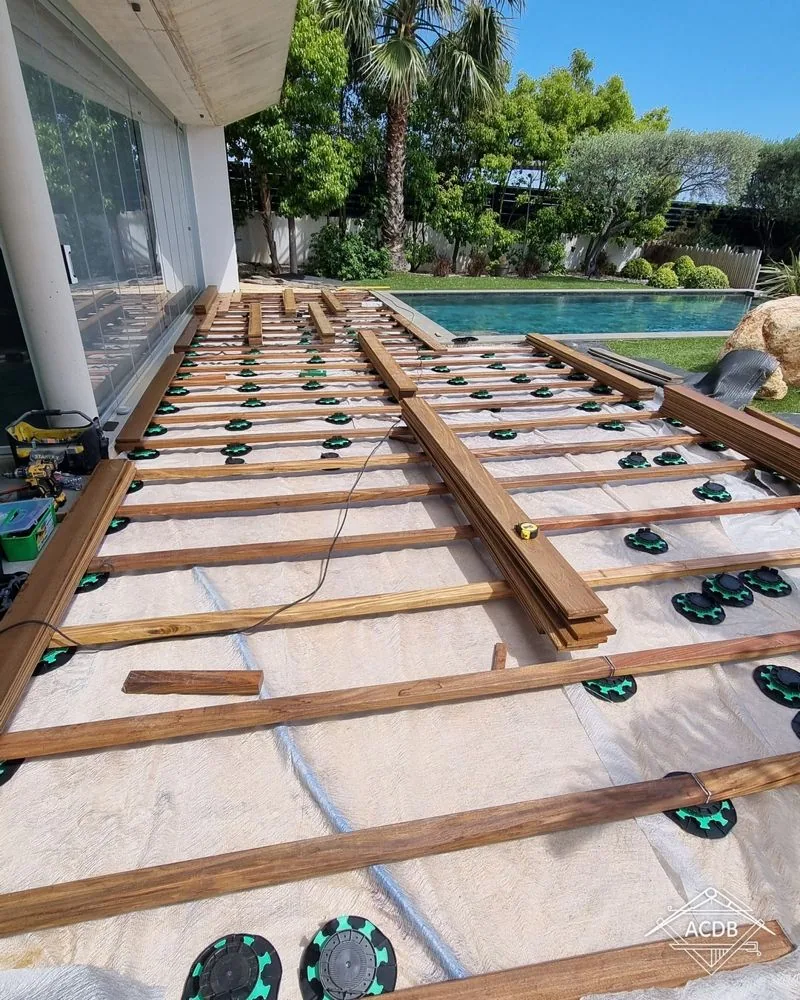 Structure d'une terrasse en ipé à Bandol : plots réglables et lambourdes sur feutre géotextile avant la pose des lames