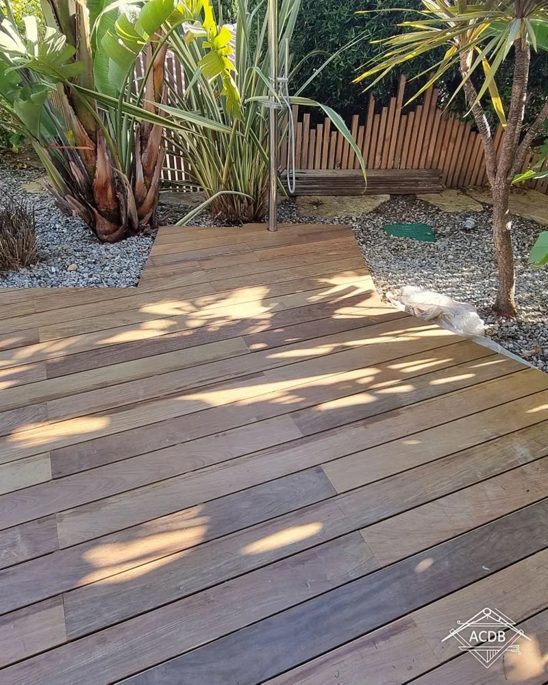 Terrasse en ipé terminée à Bandol, contour découpé autour des palmiers et des massifs