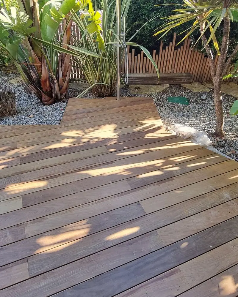 Terrasse en ipé terminée à Bandol, contour découpé autour des palmiers et des massifs