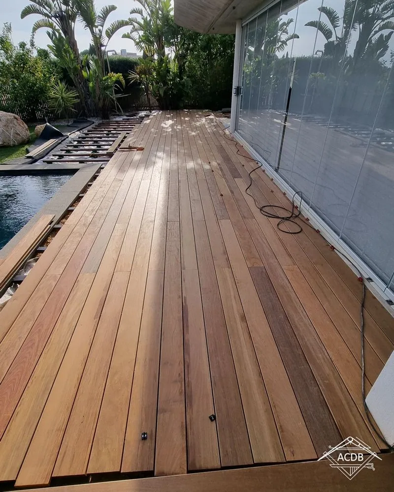 Lames d'ipé posées en ligne sur la terrasse de 70 m², bord de piscine à Bandol