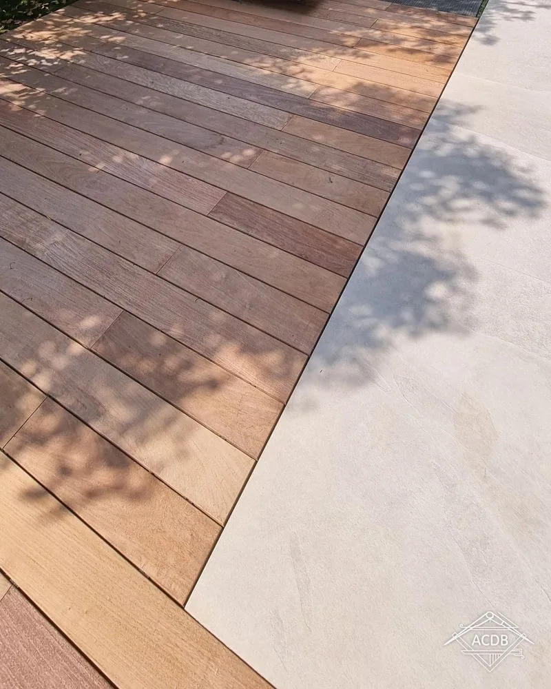 Rive de la terrasse en ipé et raccord avec le dallage existant, Bandol