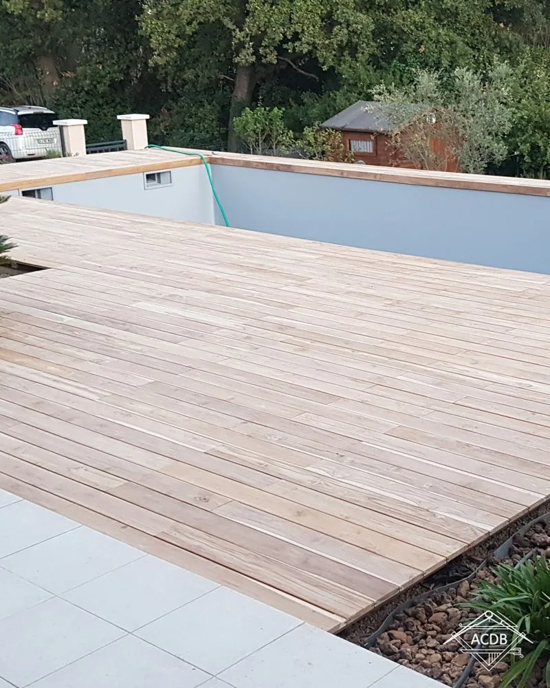 Terrasse en teck de 60 m² posée autour d'une piscine à Saint-Cyr-sur-Mer